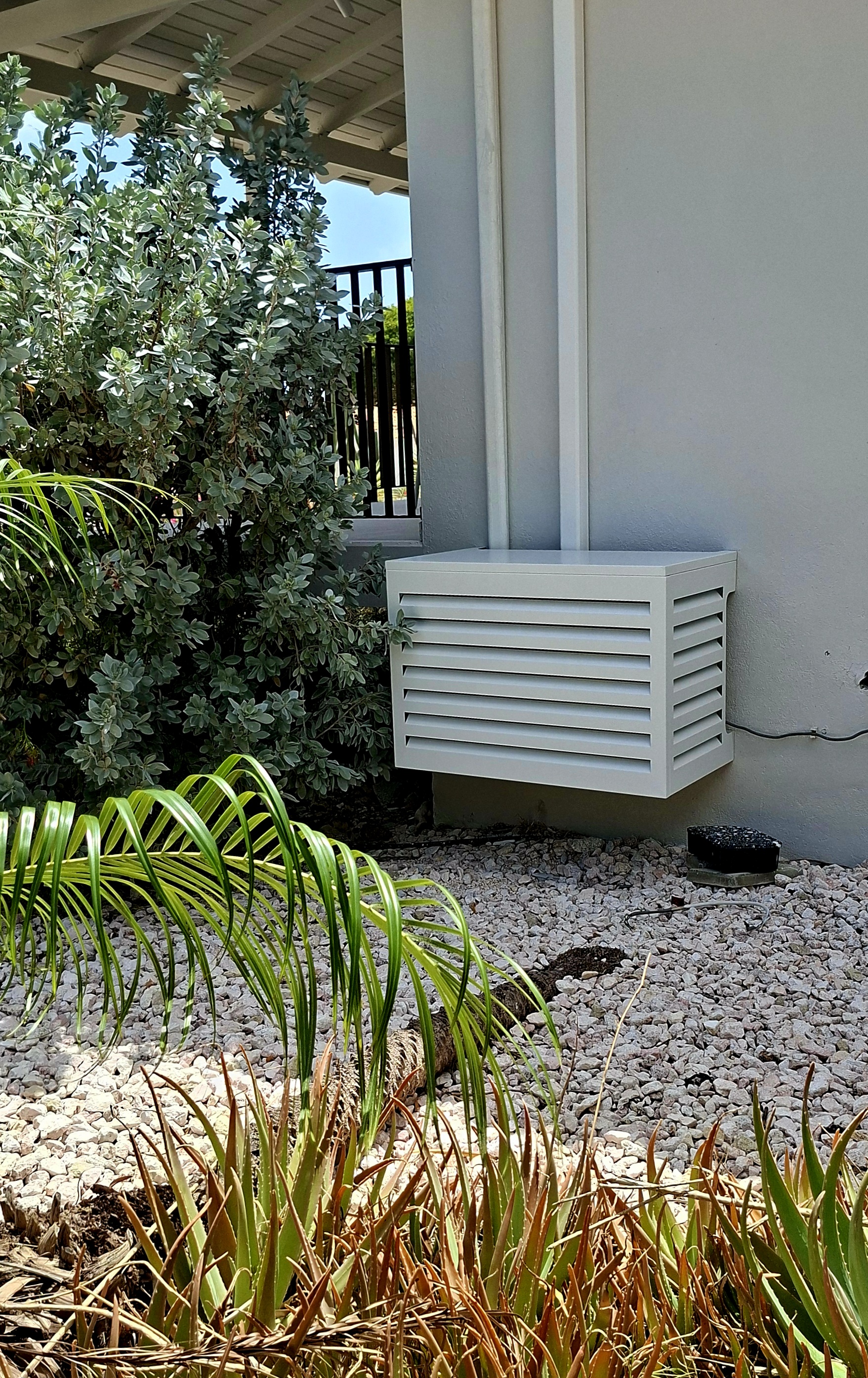Aluminum airco cover installed on the exterior of a Curacao home