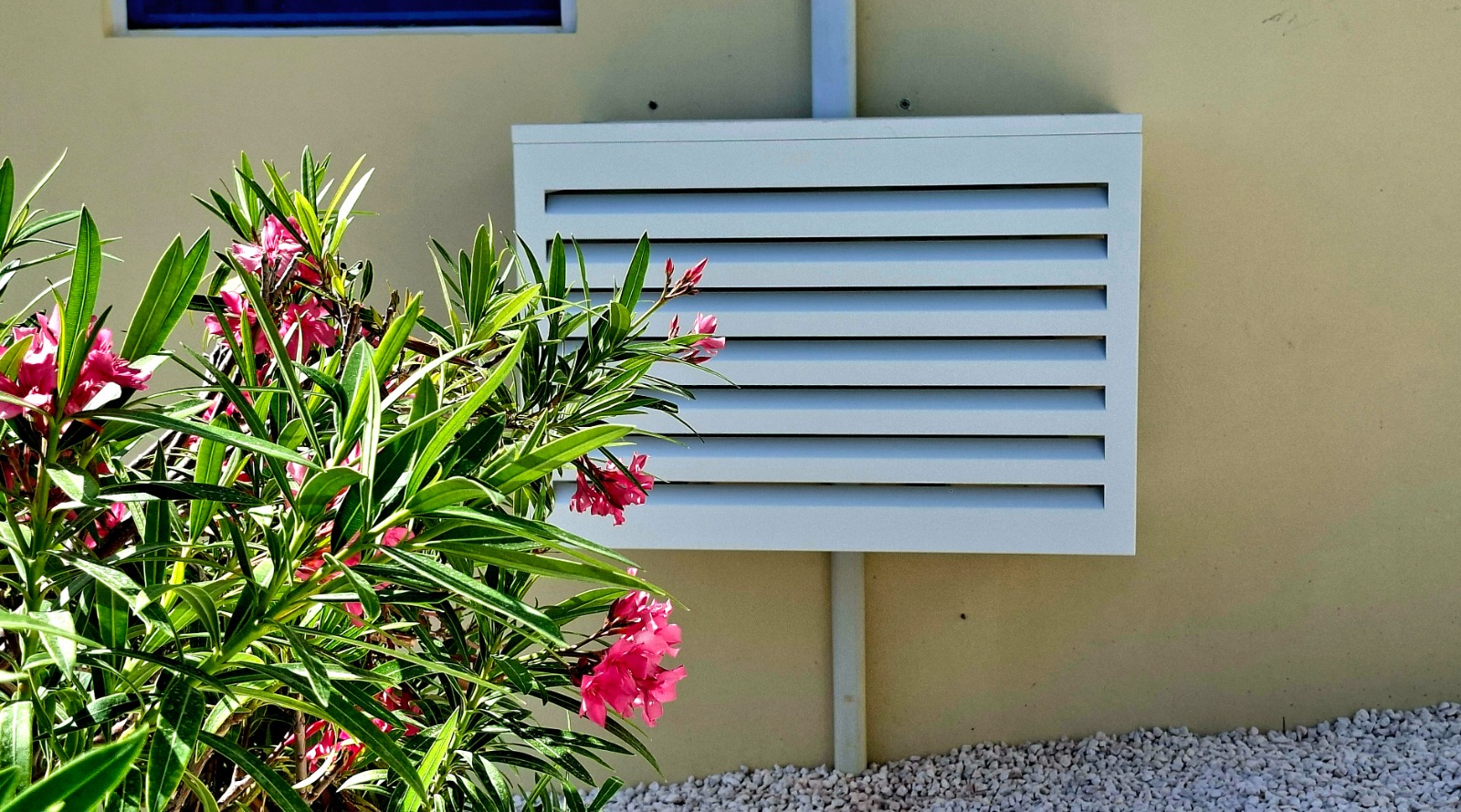 Slatted aluminum AC cover protecting an outdoor unit in Curacao