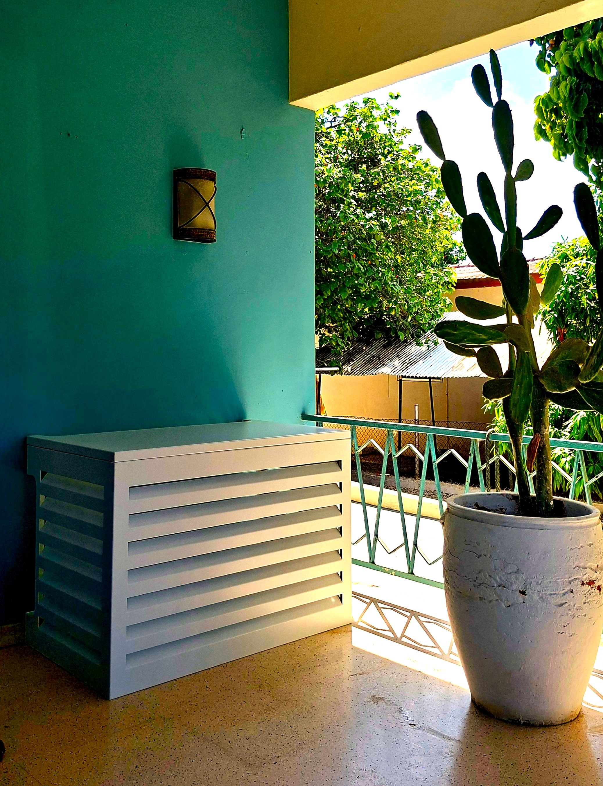 Aluminum airco cover ground installation on a covered veranda in Curacao